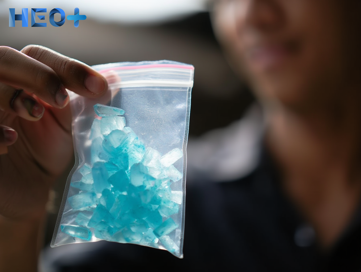 Человек показывает пакетик с голубым веществом